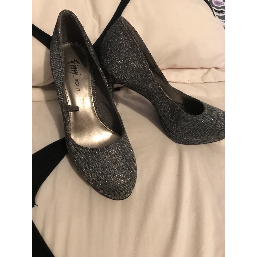 SUPER CUTE GREY PUMPS